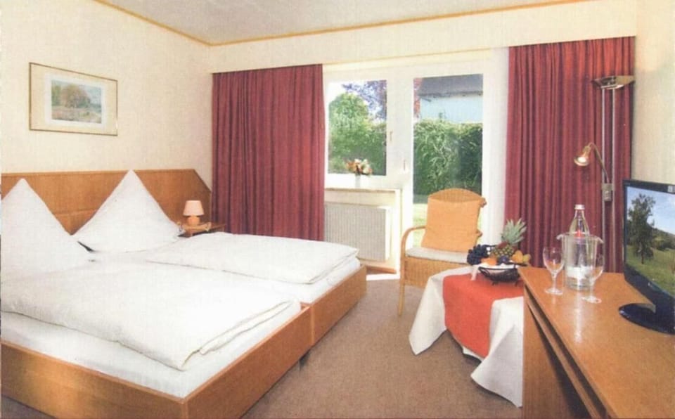 Desk, rollaway beds, free WiFi