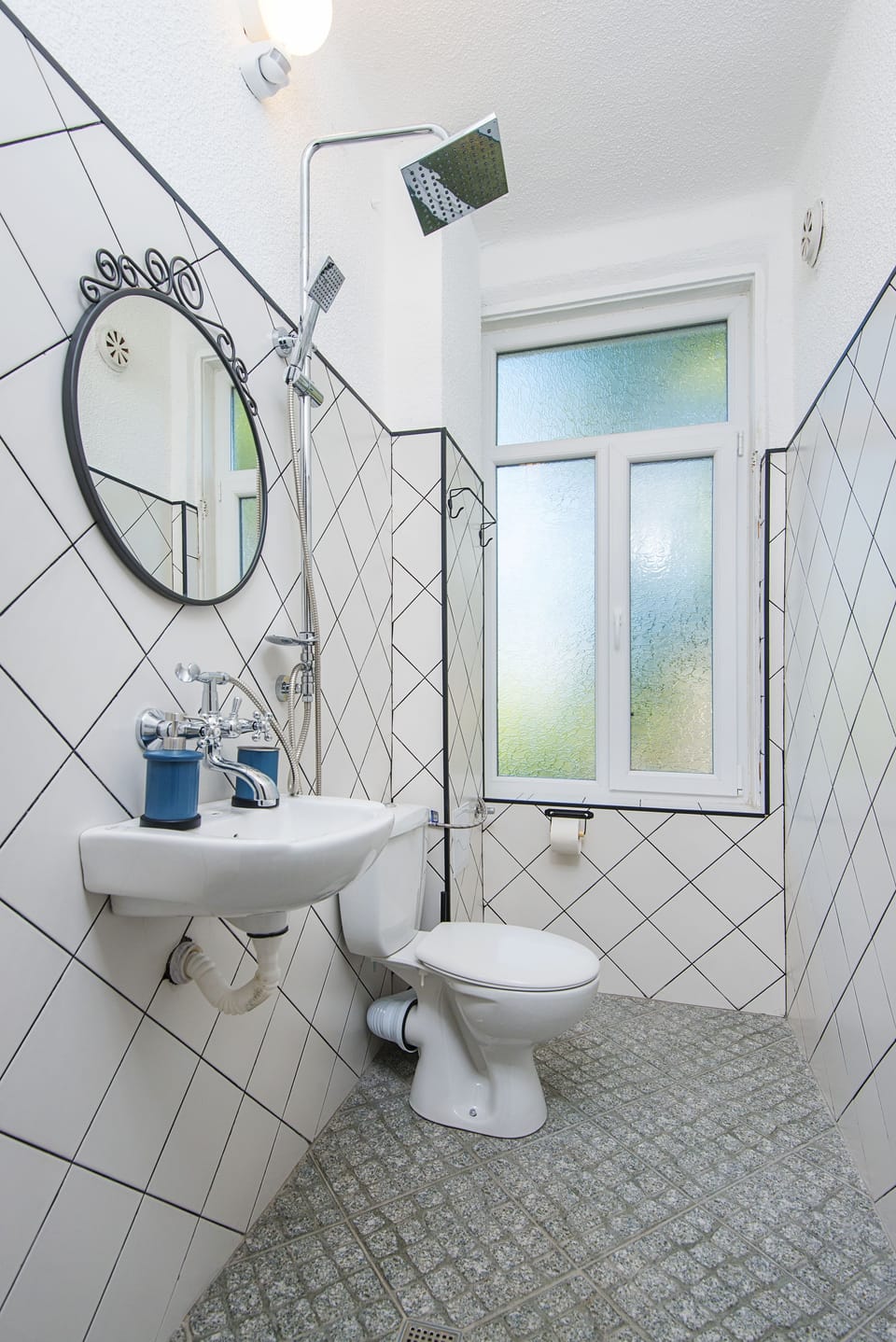 Deluxe Double or Twin Room, Non Smoking | Bathroom | Shower, rainfall showerhead, free toiletries, hair dryer