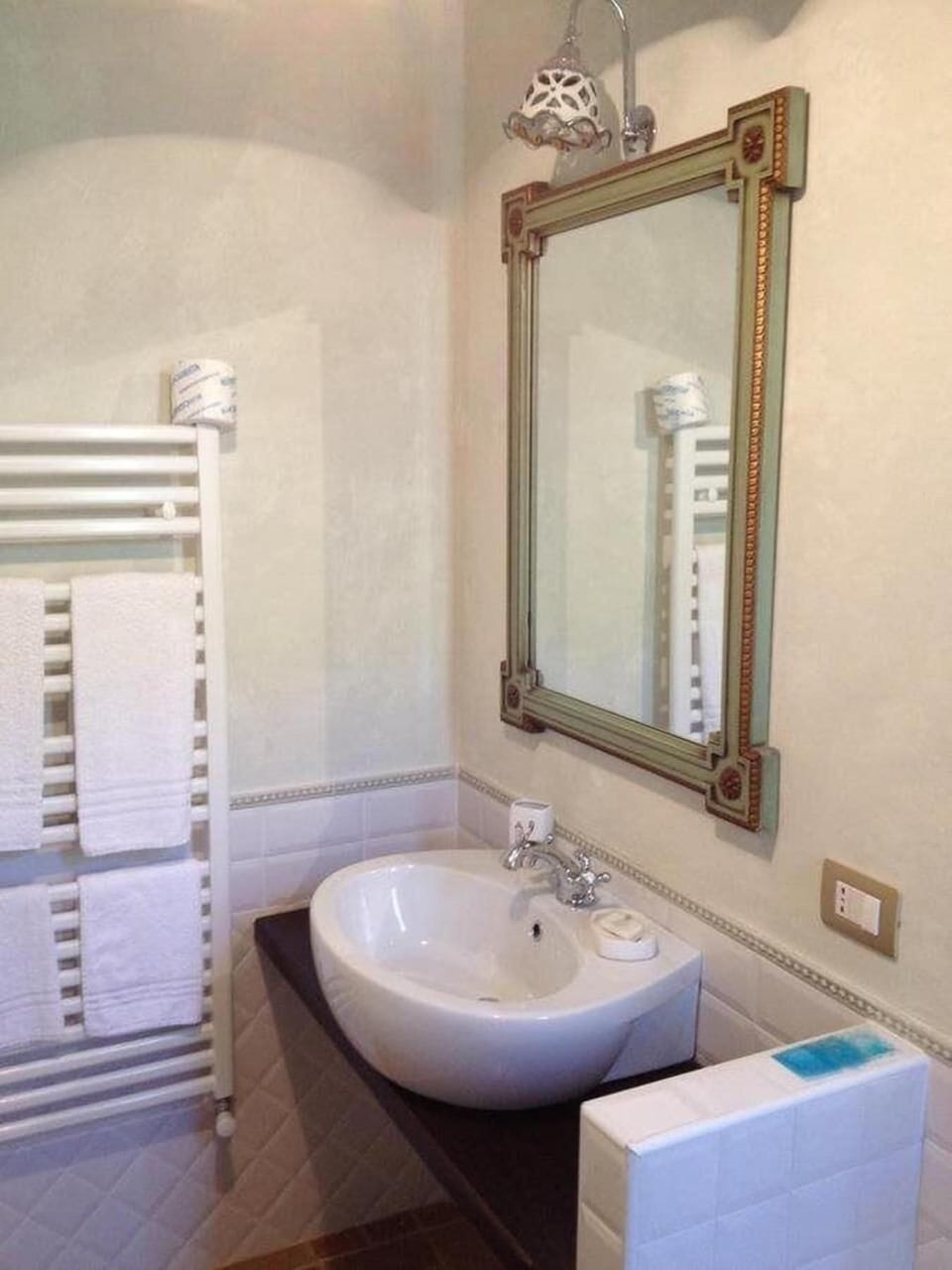 Double Room | Bathroom | Shower, rainfall showerhead, hair dryer, bidet