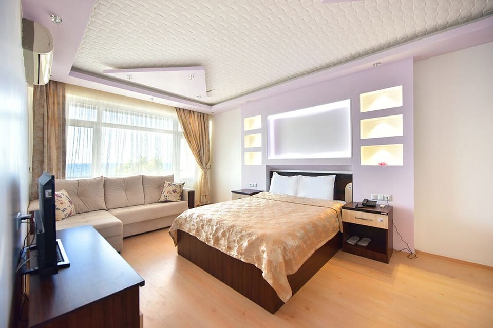 Classic Suite, Multiple Beds | Desk, free WiFi