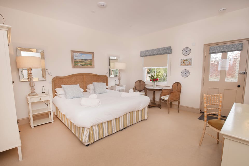 Room, 1 Double Bed, Non Smoking | Hypo-allergenic bedding, individually decorated, individually furnished
