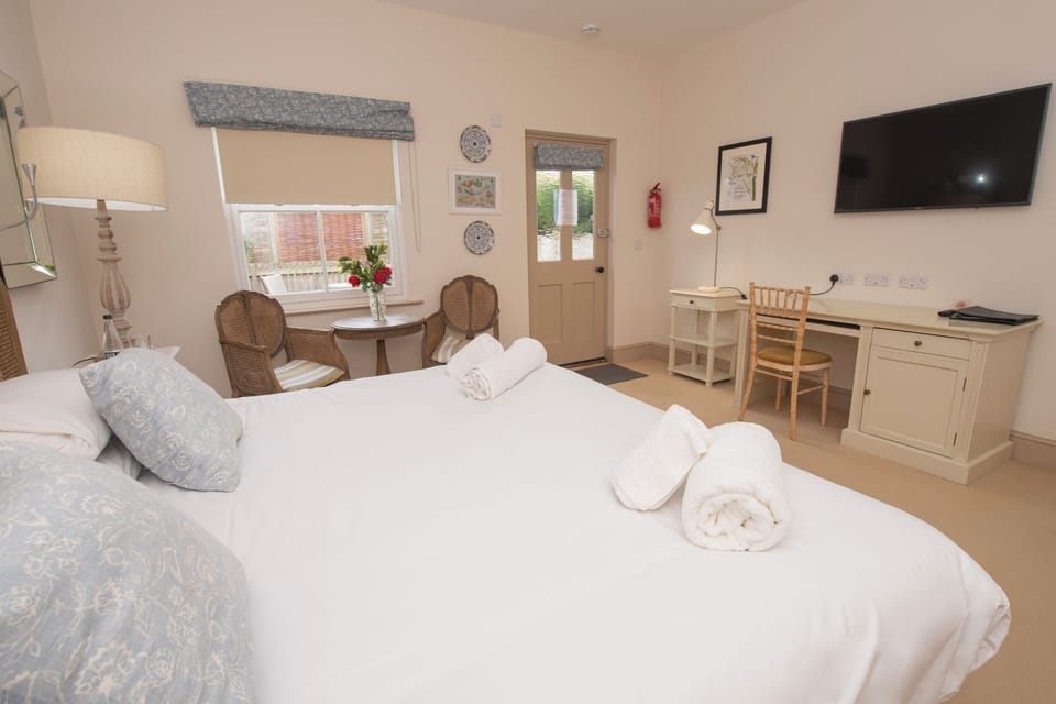 Room, 1 Double Bed, Non Smoking | Hypo-allergenic bedding, individually decorated, individually furnished