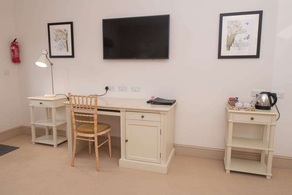 Room, 1 Double Bed, Non Smoking | Hypo-allergenic bedding, individually decorated, individually furnished