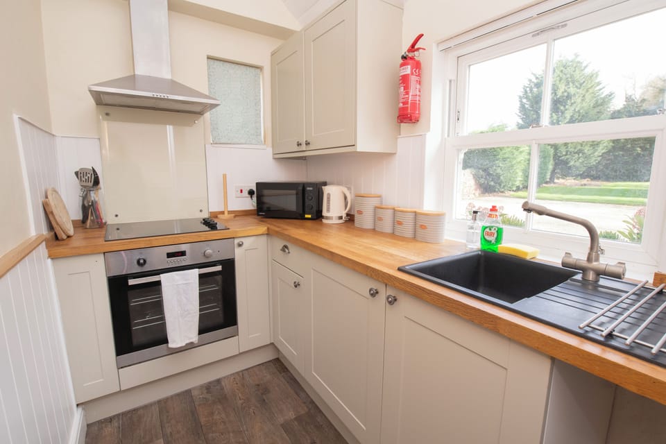 Cottage, 2 Bedrooms, Courtyard View | Private kitchen | Coffee/tea maker, electric kettle