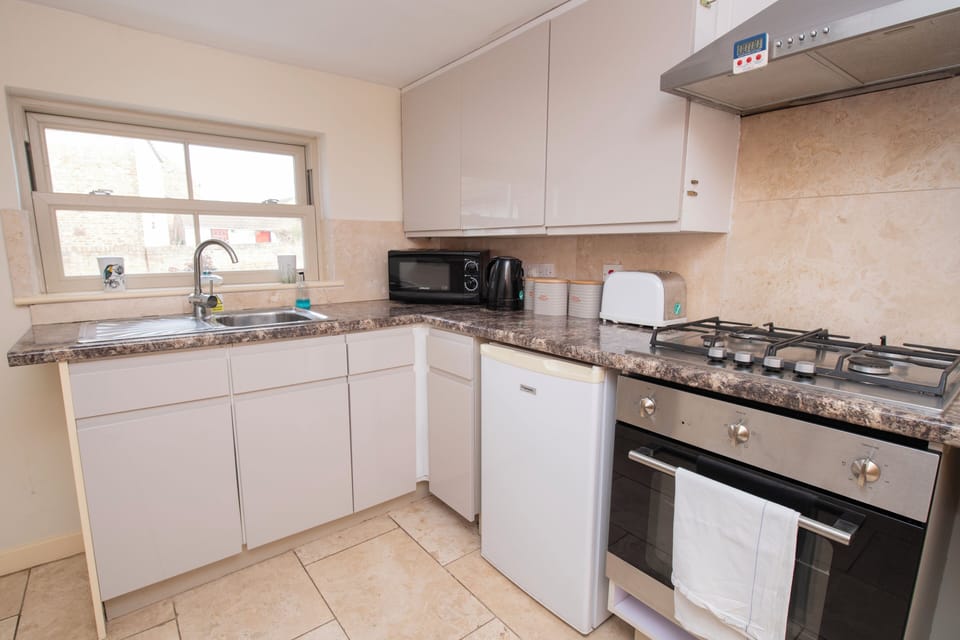 Cottage, Multiple Beds, Non Smoking, 2 Bathrooms | Private kitchen | Coffee/tea maker, electric kettle