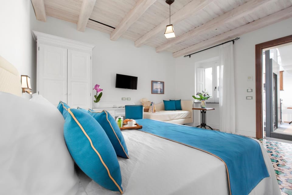 Egyptian cotton sheets, premium bedding, minibar, in-room safe