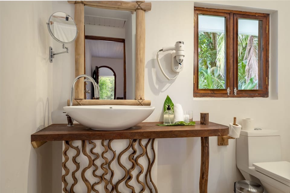Charme | Bathroom | Shower, free toiletries, hair dryer, towels