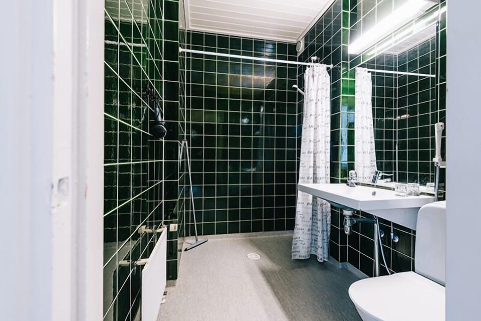 Economy Double Room, 2 Twin Beds, Non Smoking | Bathroom | Shower, towels