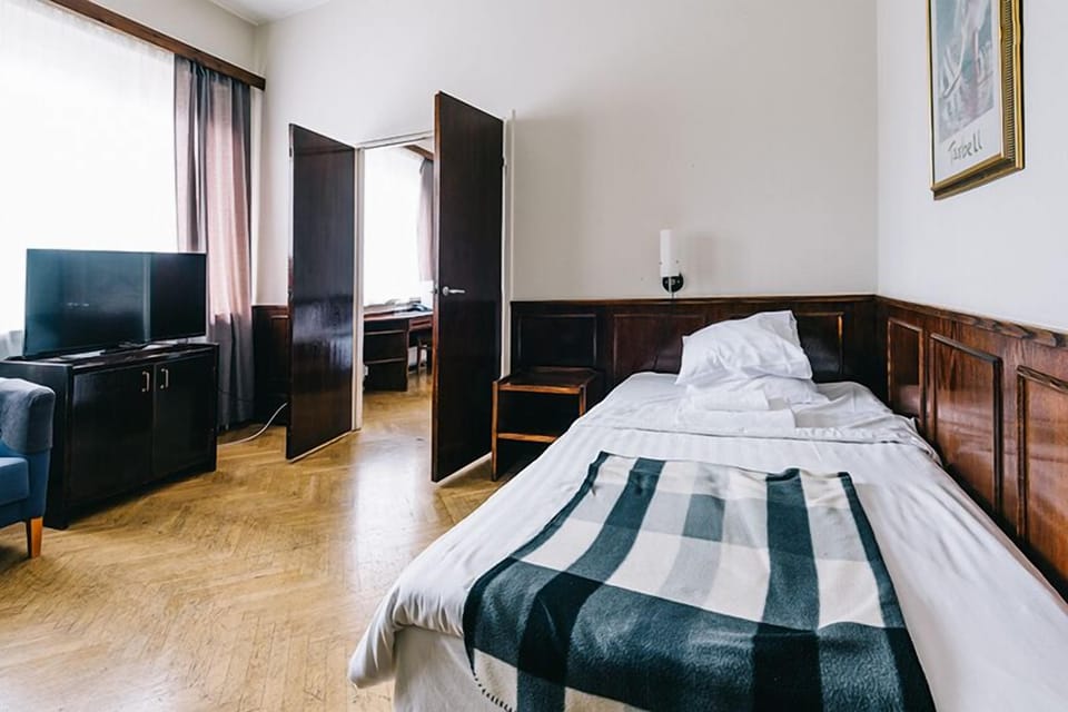 Economy Double Room, 2 Twin Beds, Non Smoking | Desk, soundproofing, free WiFi, bed sheets