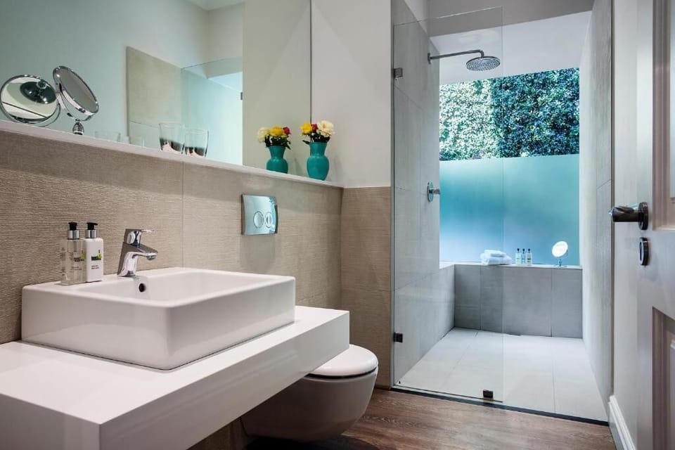 Shower, rainfall showerhead, free toiletries, hair dryer