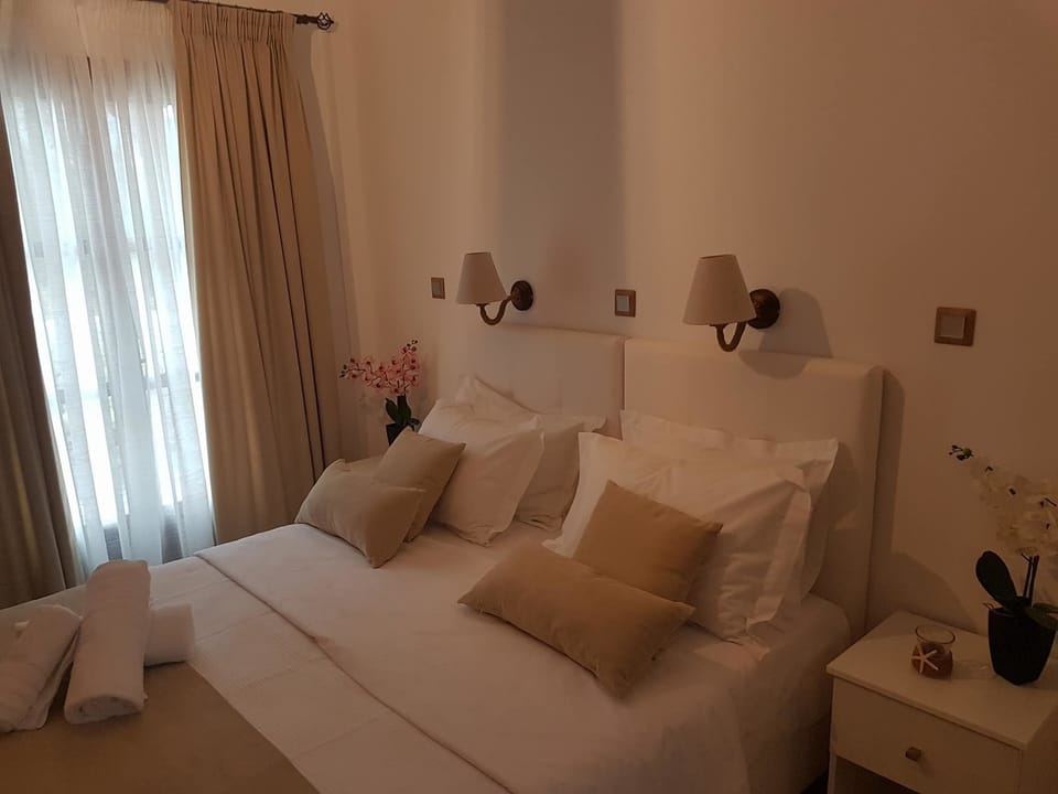 Deluxe Apartment, 2 Bedrooms, Mountain View | 2 bedrooms, in-room safe, desk, free WiFi