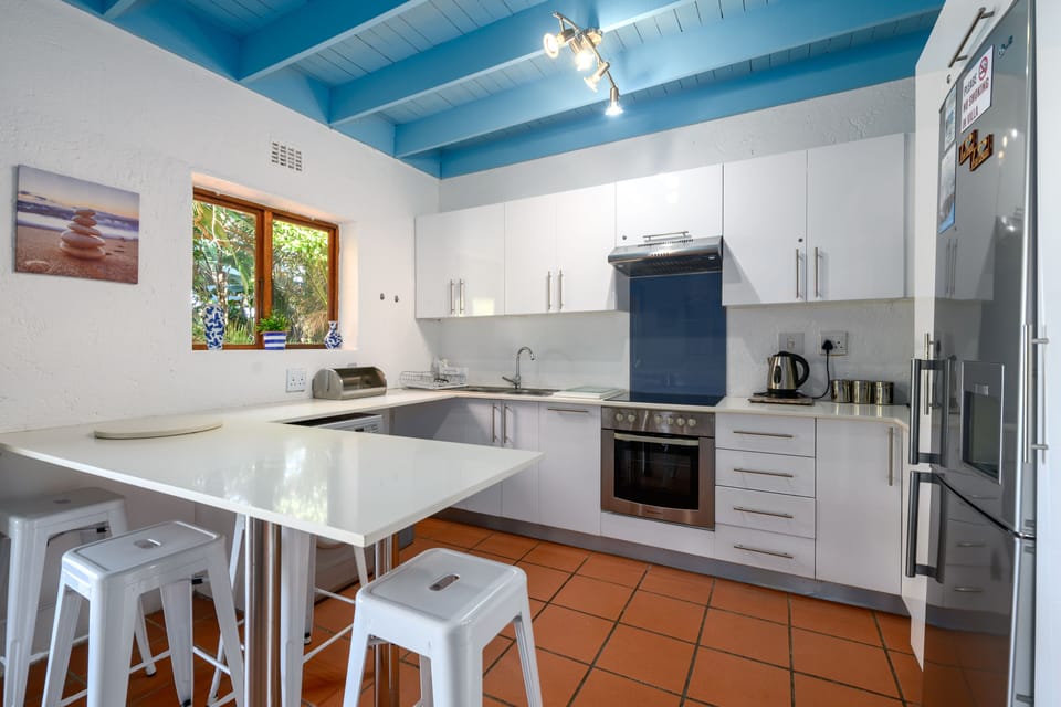 Classic Villa | Private kitchen | Oven, stovetop, electric kettle, toaster