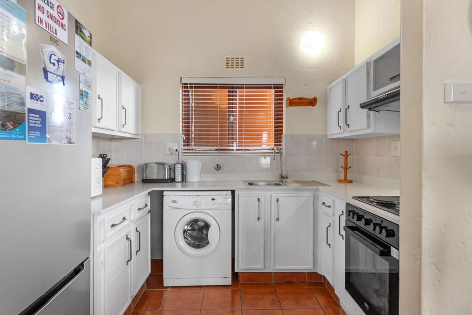 Standard Triple Room, 3 Bedrooms | Private kitchen | Fridge, microwave, oven, stovetop