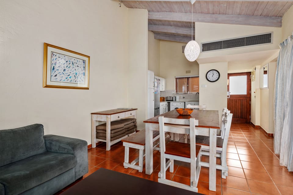 Standard Triple Room, 3 Bedrooms | In-room dining