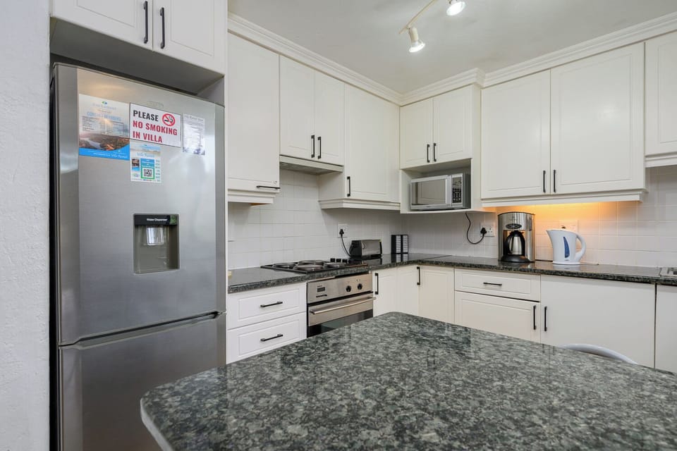 Standard Triple Room | Private kitchen | Microwave, electric kettle