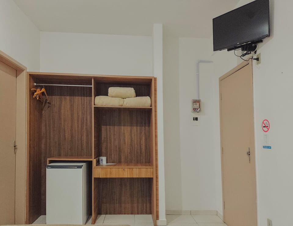 Economy Triple Room, Ground Floor (4 camas solteiro) | Desk, laptop workspace, iron/ironing board, free WiFi