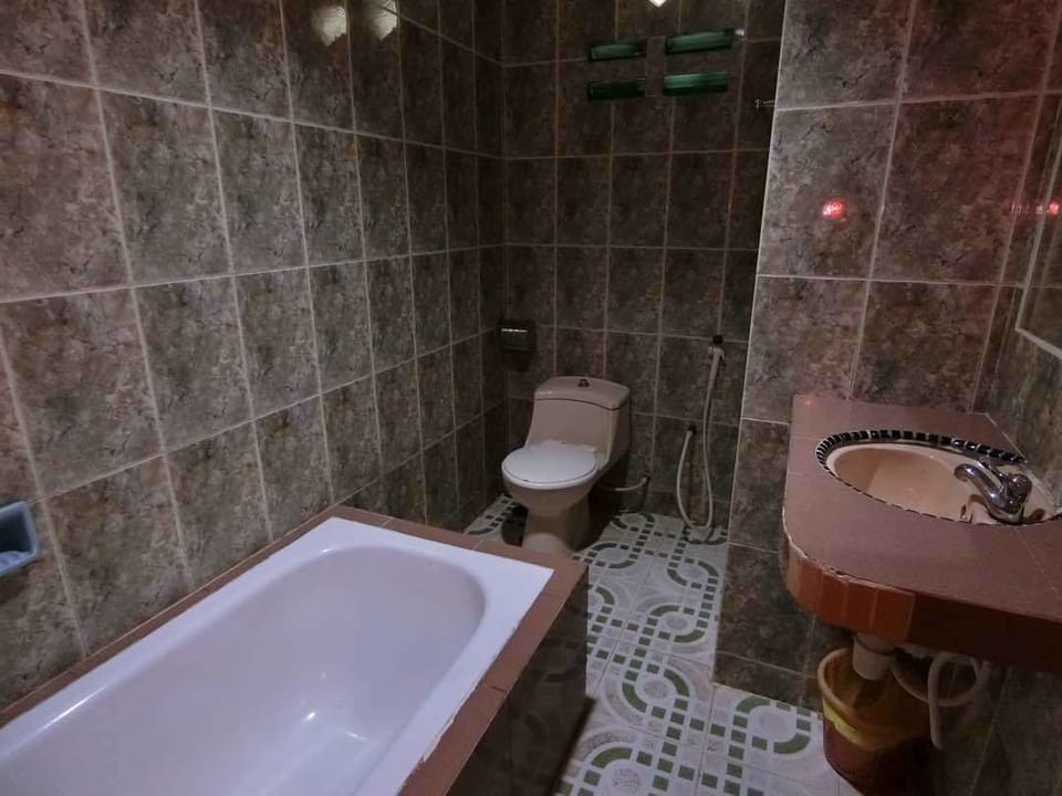 Deluxe Room | Bathroom | Free toiletries, slippers