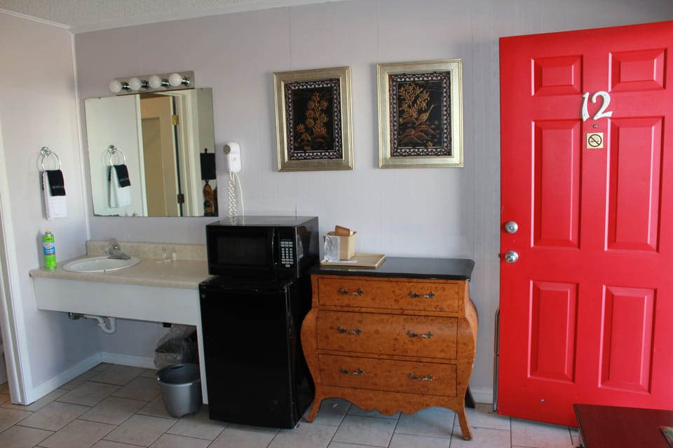Deluxe Suite, 1 King Bed, Refrigerator & Microwave | Room amenity