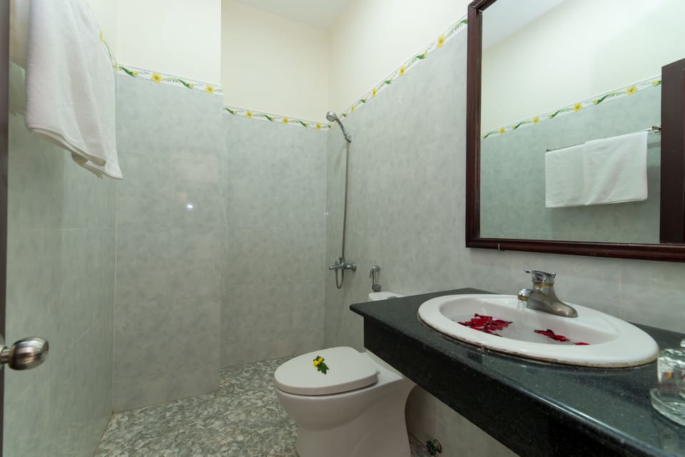 Family Room | Bathroom | Shower, rainfall showerhead, free toiletries, hair dryer