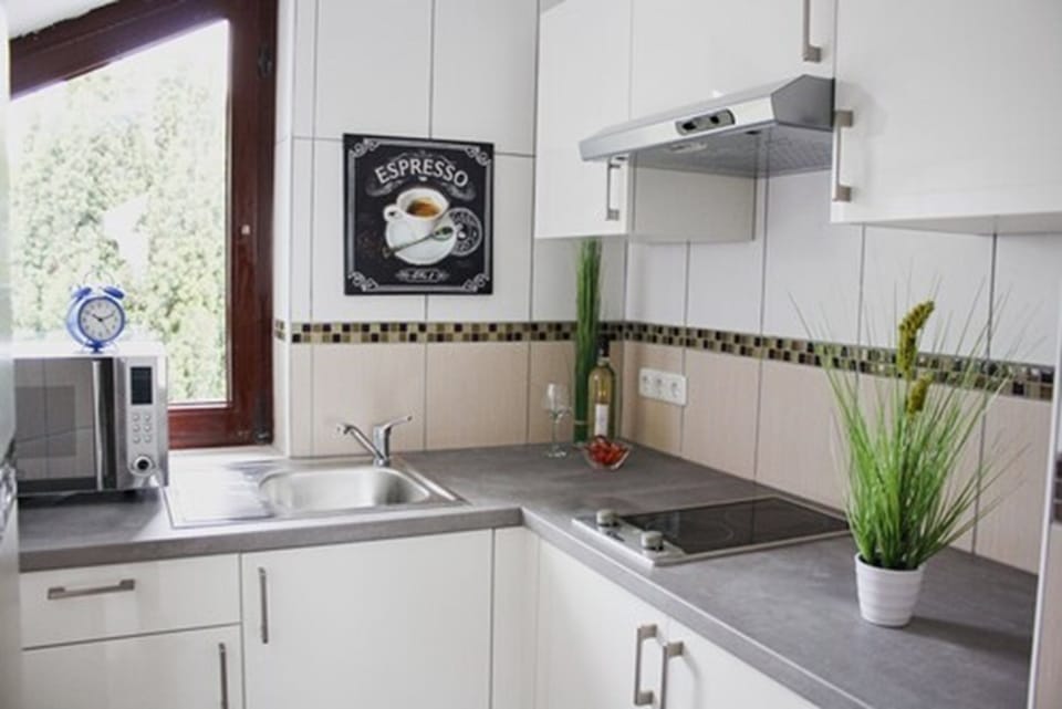 Business Apartment, Kitchen | In-room dining