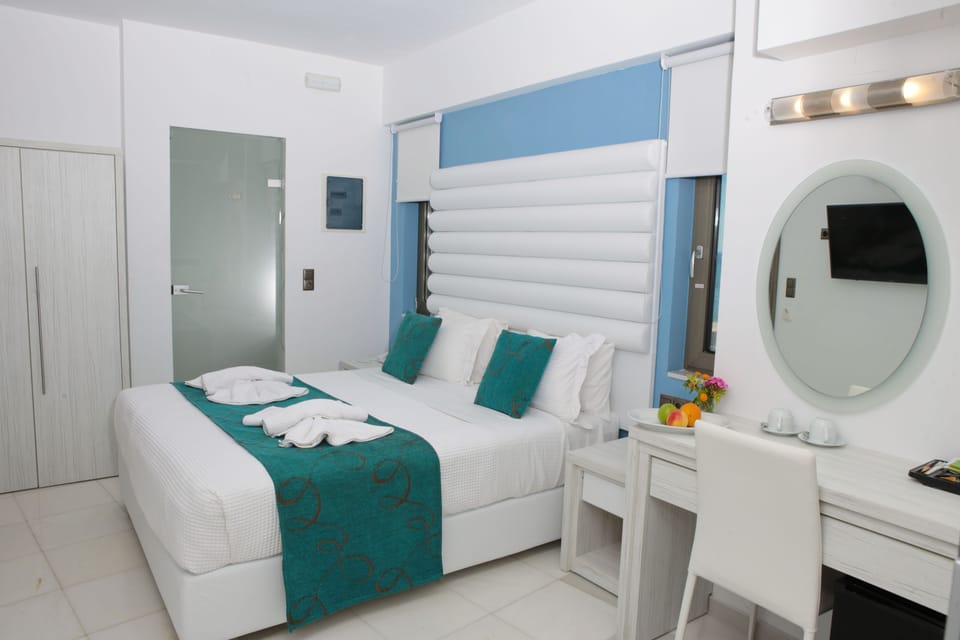Luxury Double Room, 1 Queen Bed, Sea View | In-room safe, desk, soundproofing, iron/ironing board