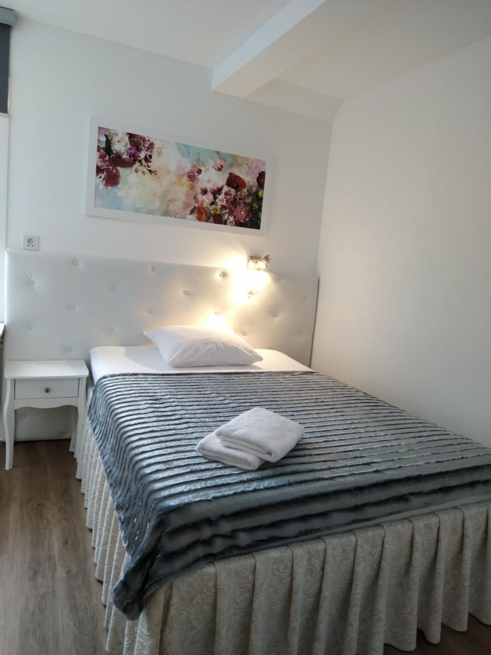 Premium bedding, desk, blackout drapes, WiFi (free)