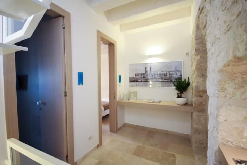 Minibar, in-room safe, desk, WiFi (free)