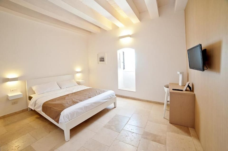 Double Room, Sea View | Minibar, in-room safe, desk, WiFi (free)