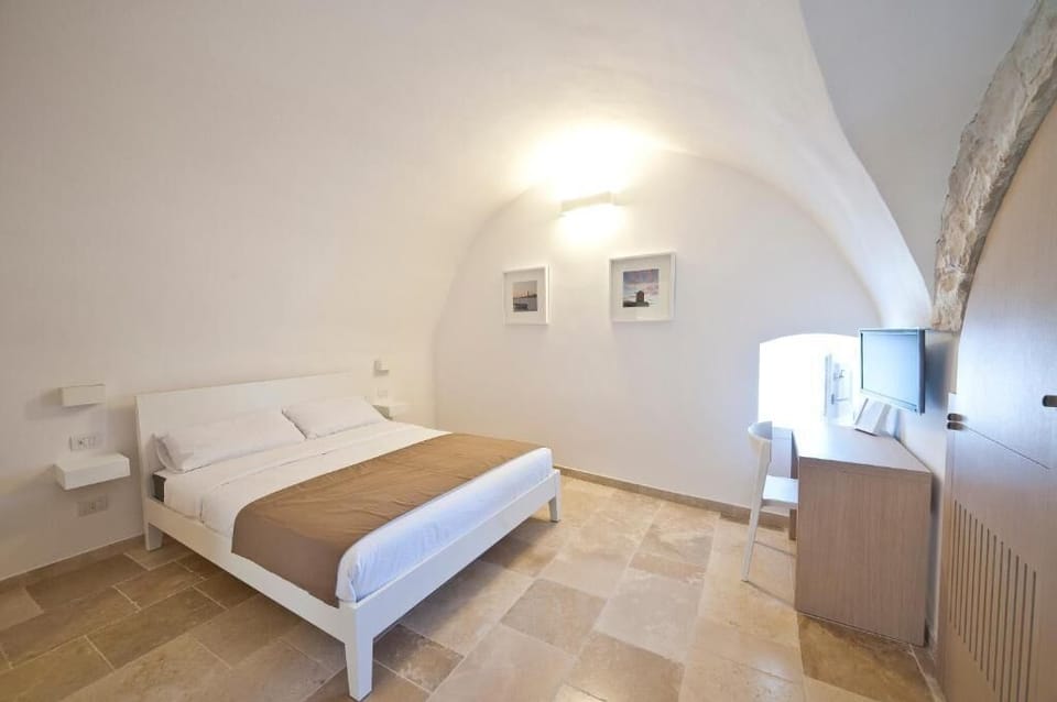 Economy Double Room | Minibar, in-room safe, desk, WiFi (free)