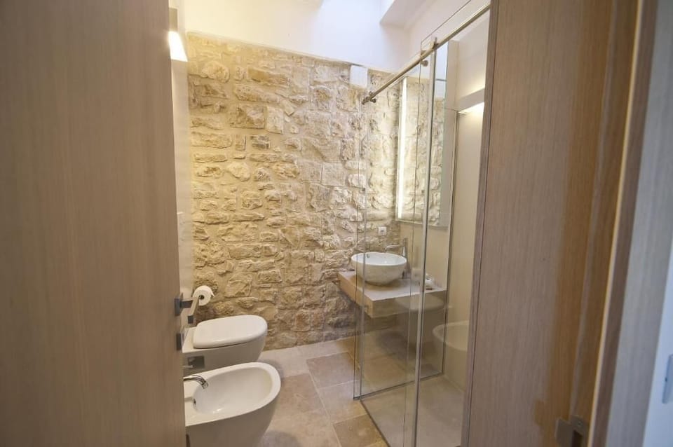 Double Room, Sea View | Bathroom | Shower, free toiletries, hair dryer, bidet