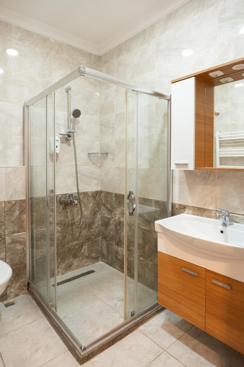 Superior Quadruple Room | Bathroom | Shower, hair dryer, slippers, towels