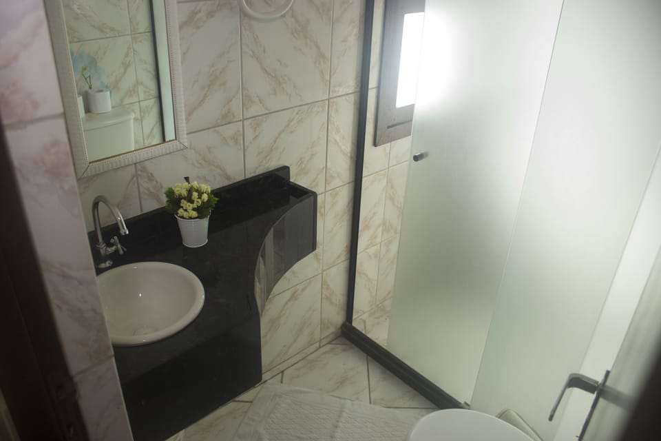 Economy Double Room, 1 Double Bed, Non Smoking | Bathroom | Combined shower/tub, towels