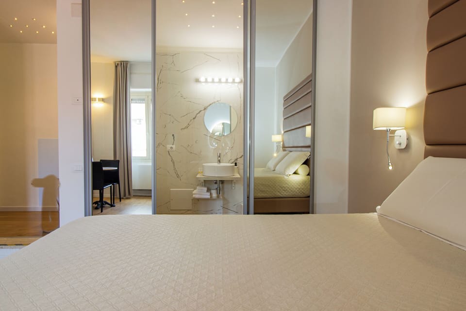 Deluxe Room (King Superior) | Minibar, individually furnished, desk, laptop workspace