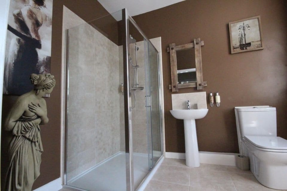 Shower, free toiletries, towels
