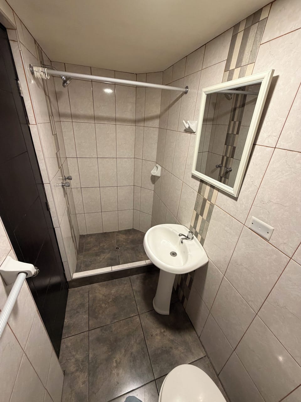 Habitación doble | Bathroom | Shower, rainfall showerhead, free toiletries, towels