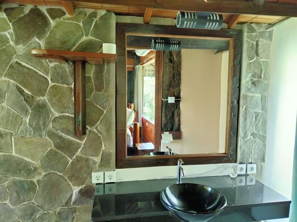 Honeymoon Single Room, 1 Bedroom, Courtyard View, Poolside | Bathroom | Shower, rainfall showerhead, free toiletries, towels