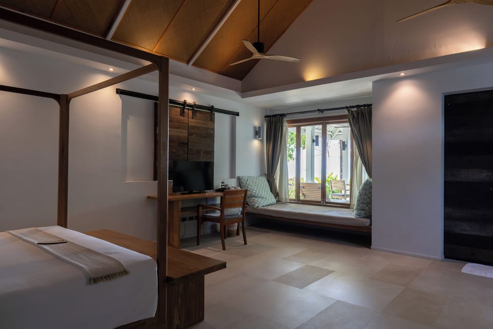 Bay View - Beachfront | Minibar, in-room safe, desk, laptop workspace