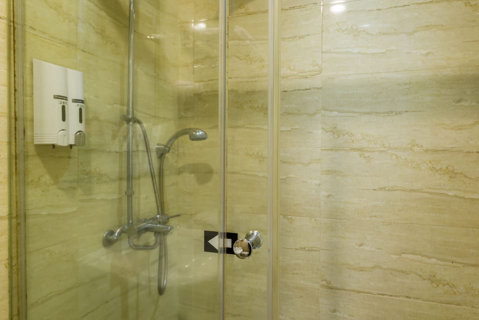 Single Room | Bathroom | Shower, rainfall showerhead, hair dryer, slippers