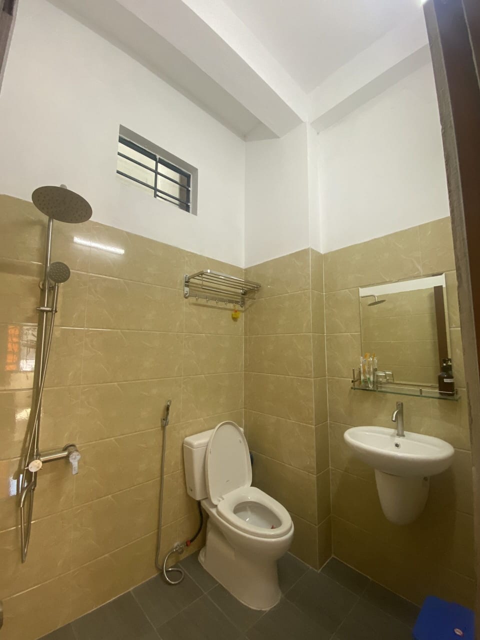 Basic Room, 1 King Bed | Bathroom | Shower, hydromassage showerhead, designer toiletries, hair dryer