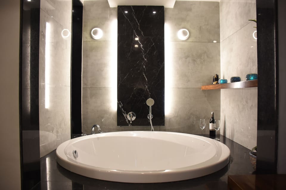 Superior Double Room with Bathtub | Bathroom | Bidet, towels, toilet paper