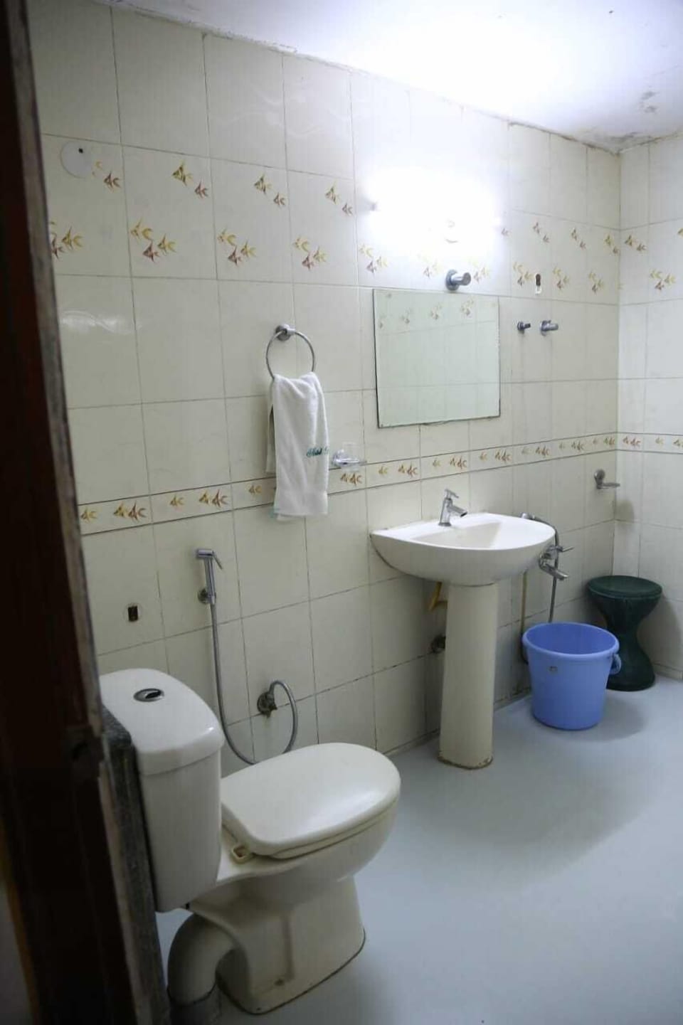 Shower, rainfall showerhead, free toiletries, towels