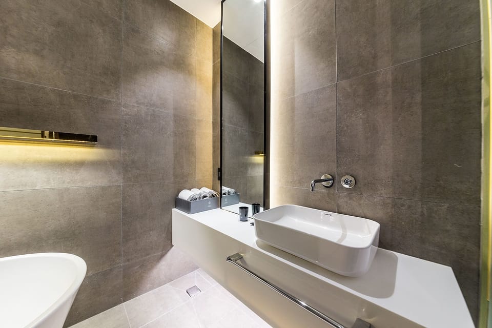 Deluxe Double Room | Bathroom sink