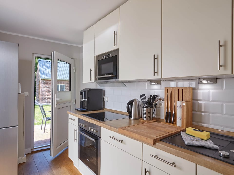 House | Private kitchen | Fridge, microwave, oven, stovetop