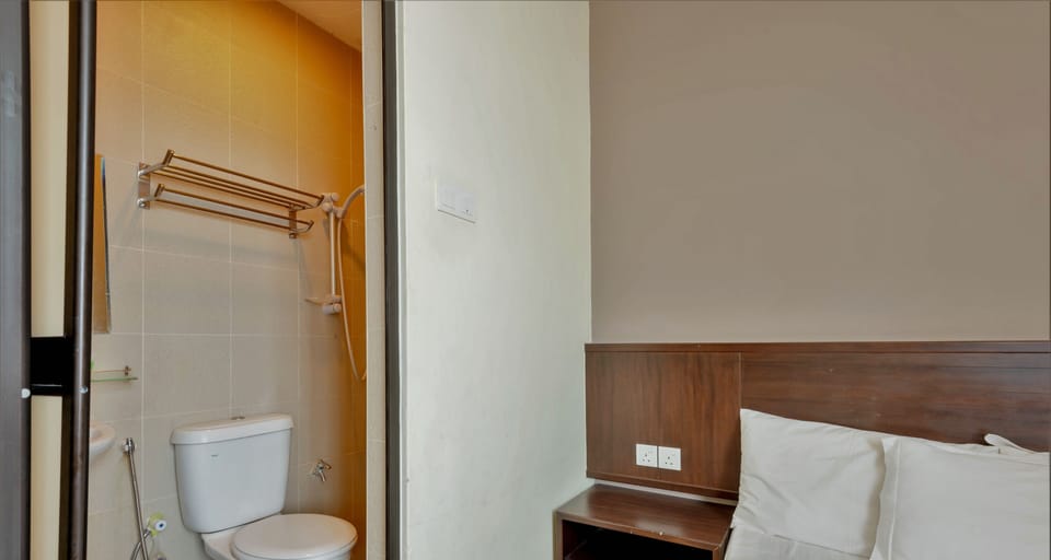 Queen Room | Bathroom | Shower, free toiletries, towels