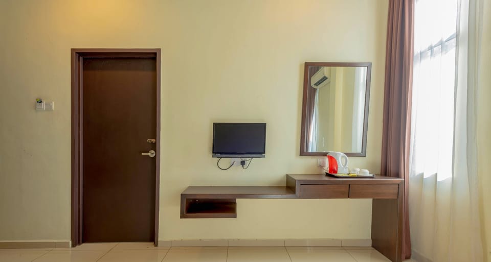 Twin Room | Desk, bed sheets