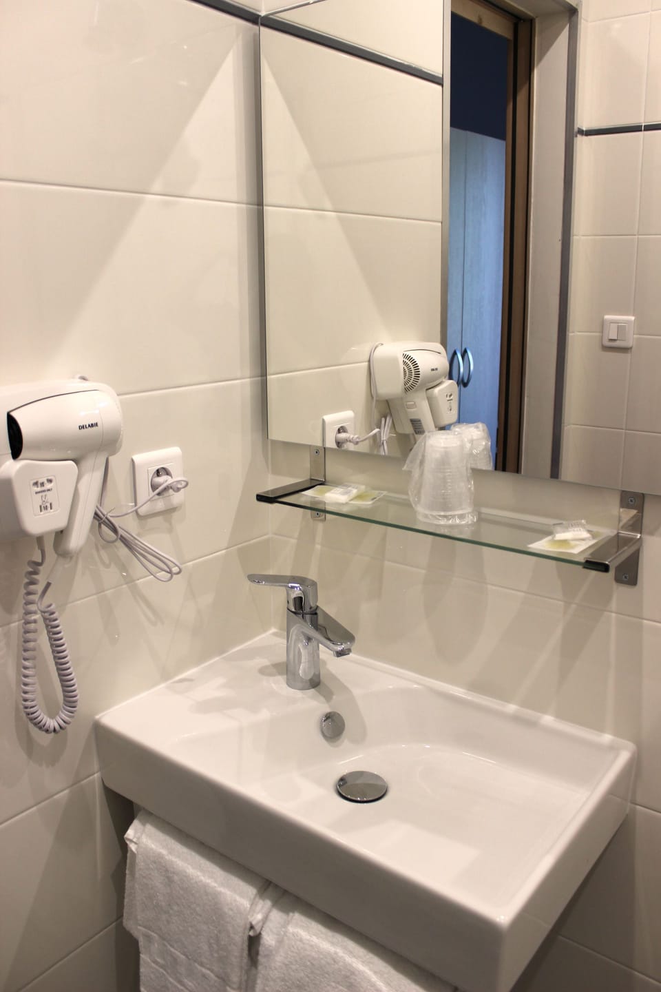 Deep soaking tub, free toiletries, hair dryer, towels