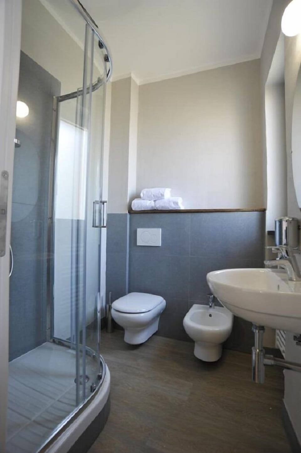 Double Room, 1 Queen Bed, Non Smoking | Bathroom | Shower, rainfall showerhead, bidet, towels