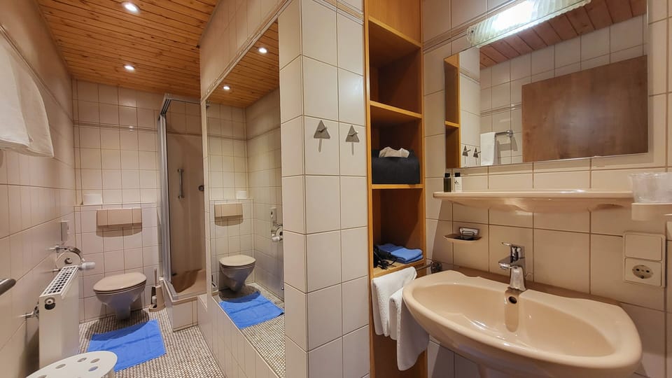 Standard Double Room, Private Bathroom | Bathroom