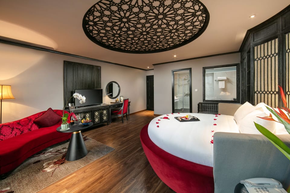 Shining Queen Suite | Minibar, in-room safe, desk, soundproofing
