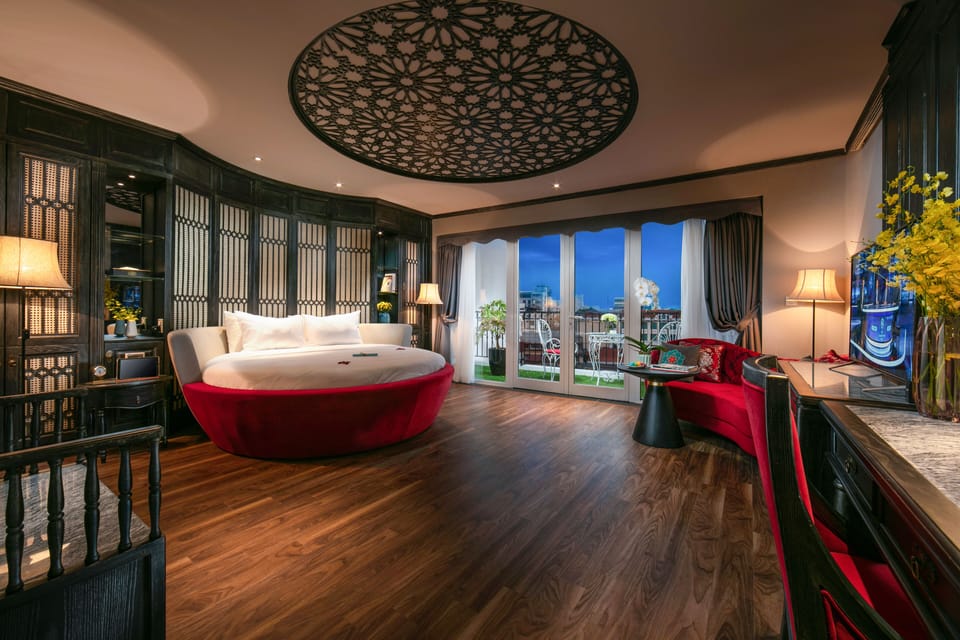 Shining Queen Suite | Minibar, in-room safe, desk, soundproofing